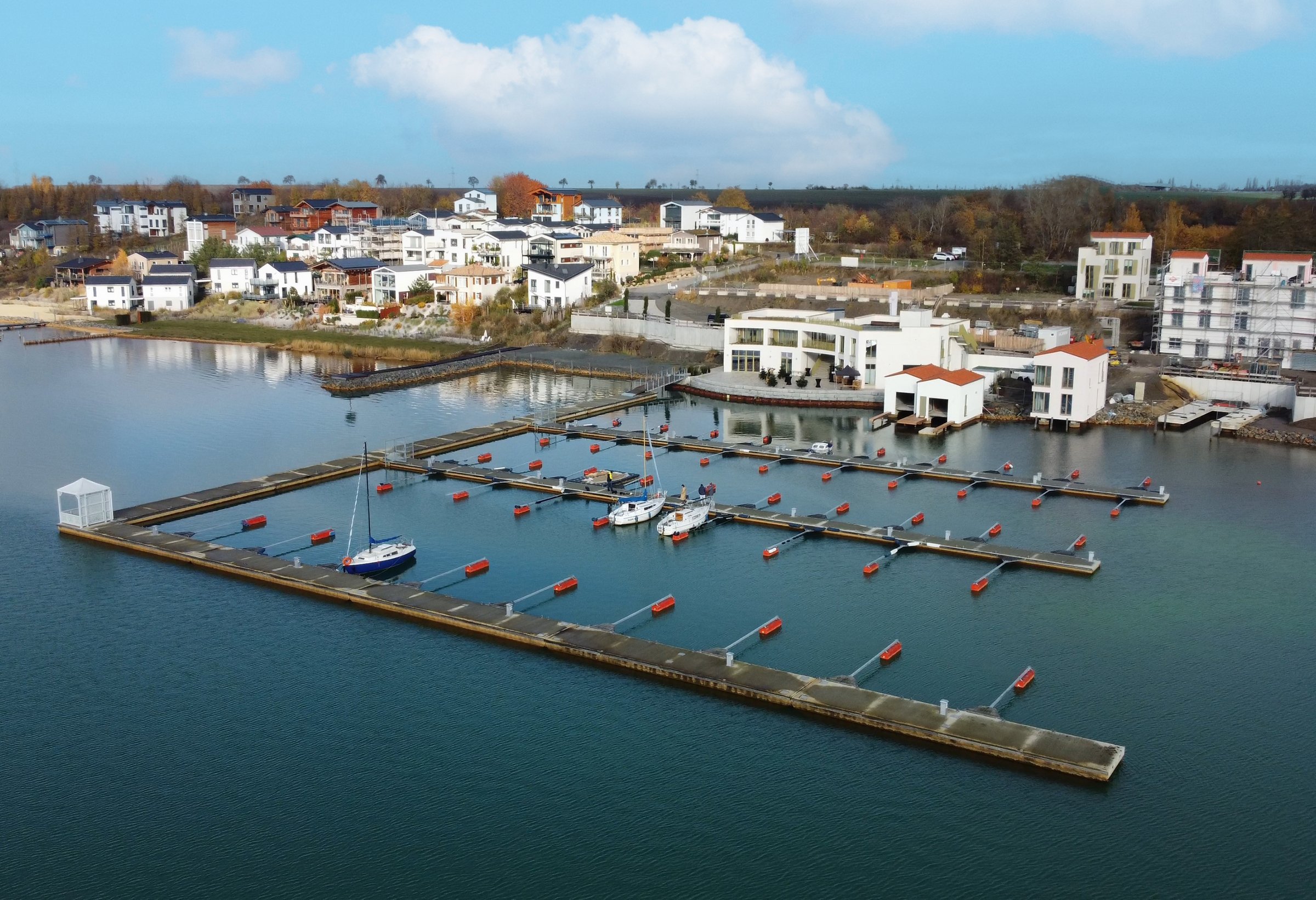 Hafendorf Hain mit Bootssteg und Aquathermieanlage