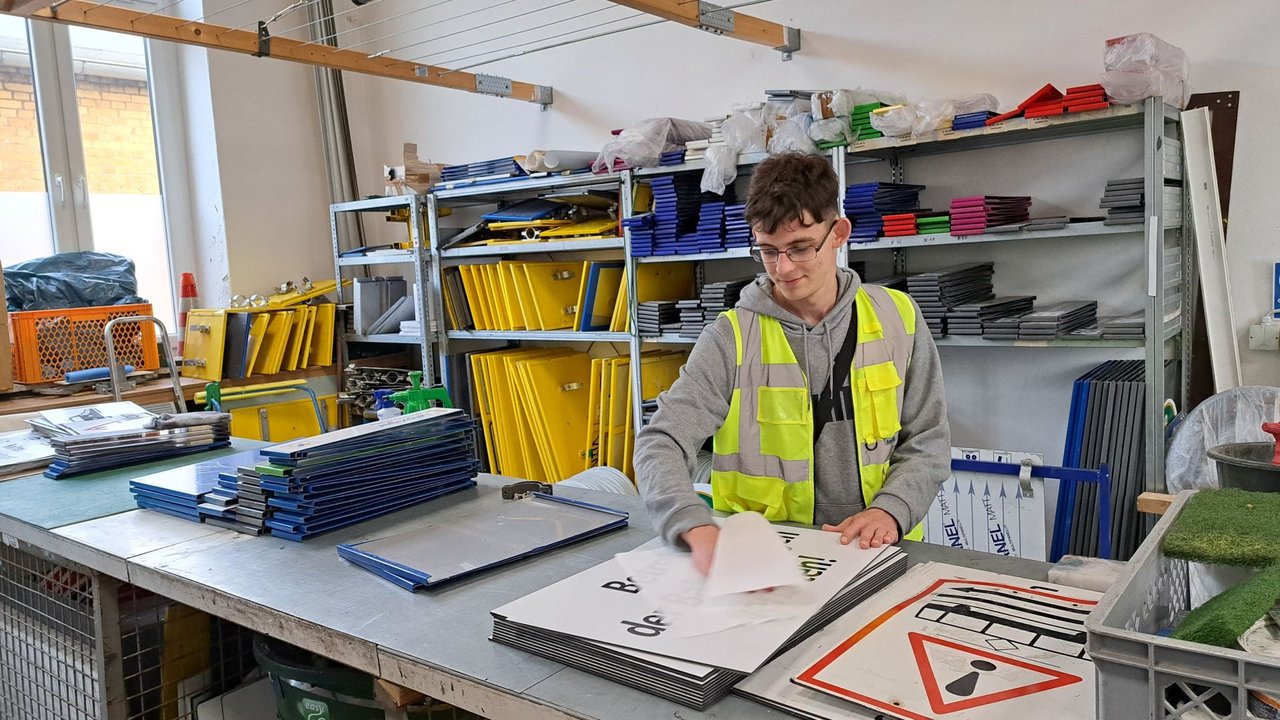 Lukas beim Einsatz in der Schilderkammer 