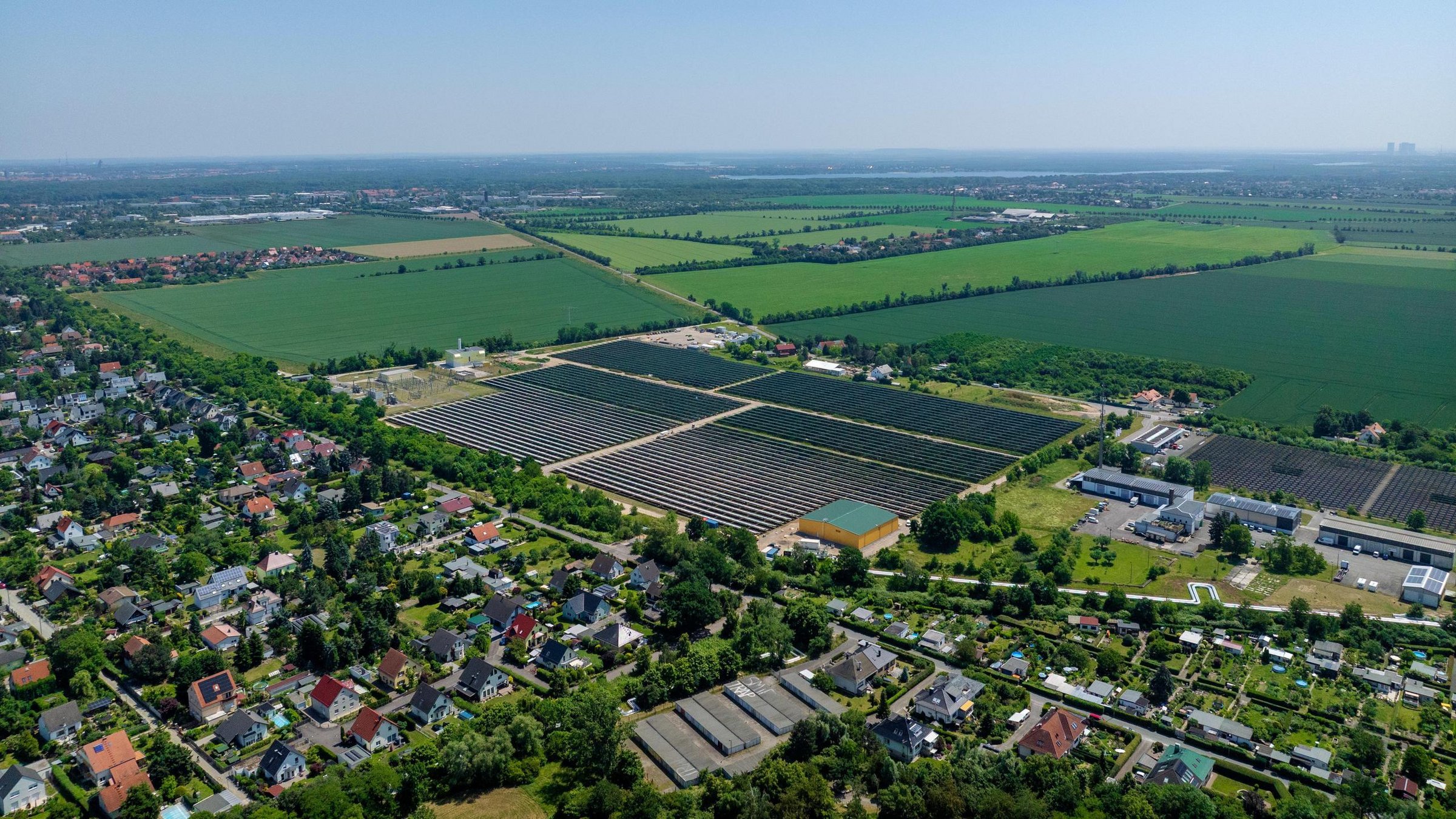 Deutschlands größte Solarthermieanlage aus der Vogelperspektive: 13.200 Vakuumröhren-Kollektoren wurden auf einem Feld bei Lausen-Grünau aufgestellt.