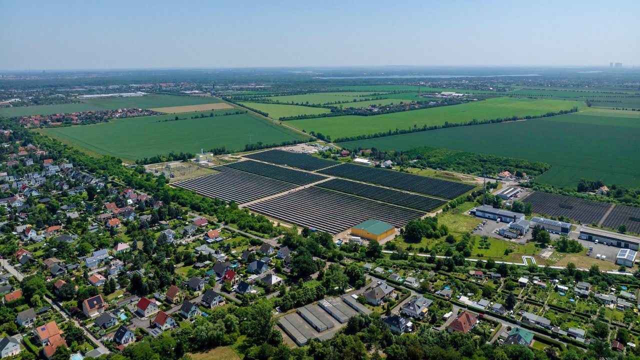 Deutschlands größte Solarthermieanlage aus der Vogelperspektive: 13.200 Vakuumröhren-Kollektoren wurden auf einem Feld bei Lausen-Grünau aufgestellt.