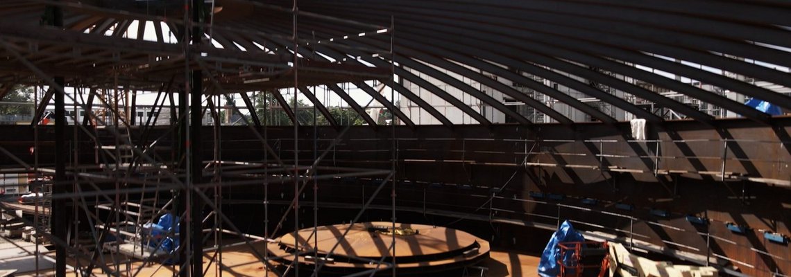 Der Wärmespeicher wird gebaut. Ansicht des Wärmespeichers von innen. 