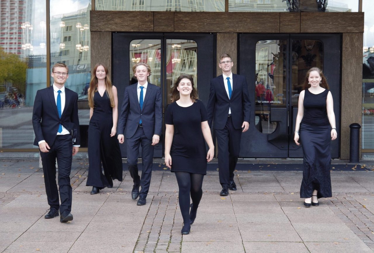 Das Ensemble voicemade steht vor dem Leipziger Gewandhaus. 