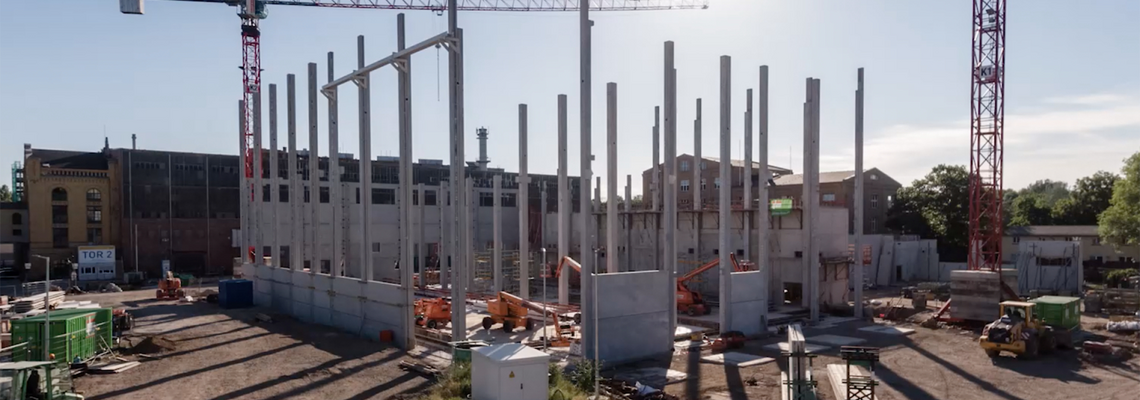 Auf der Baustelle des HKW Süd wird gebaut. Im Hintergrund steht ein Kran.