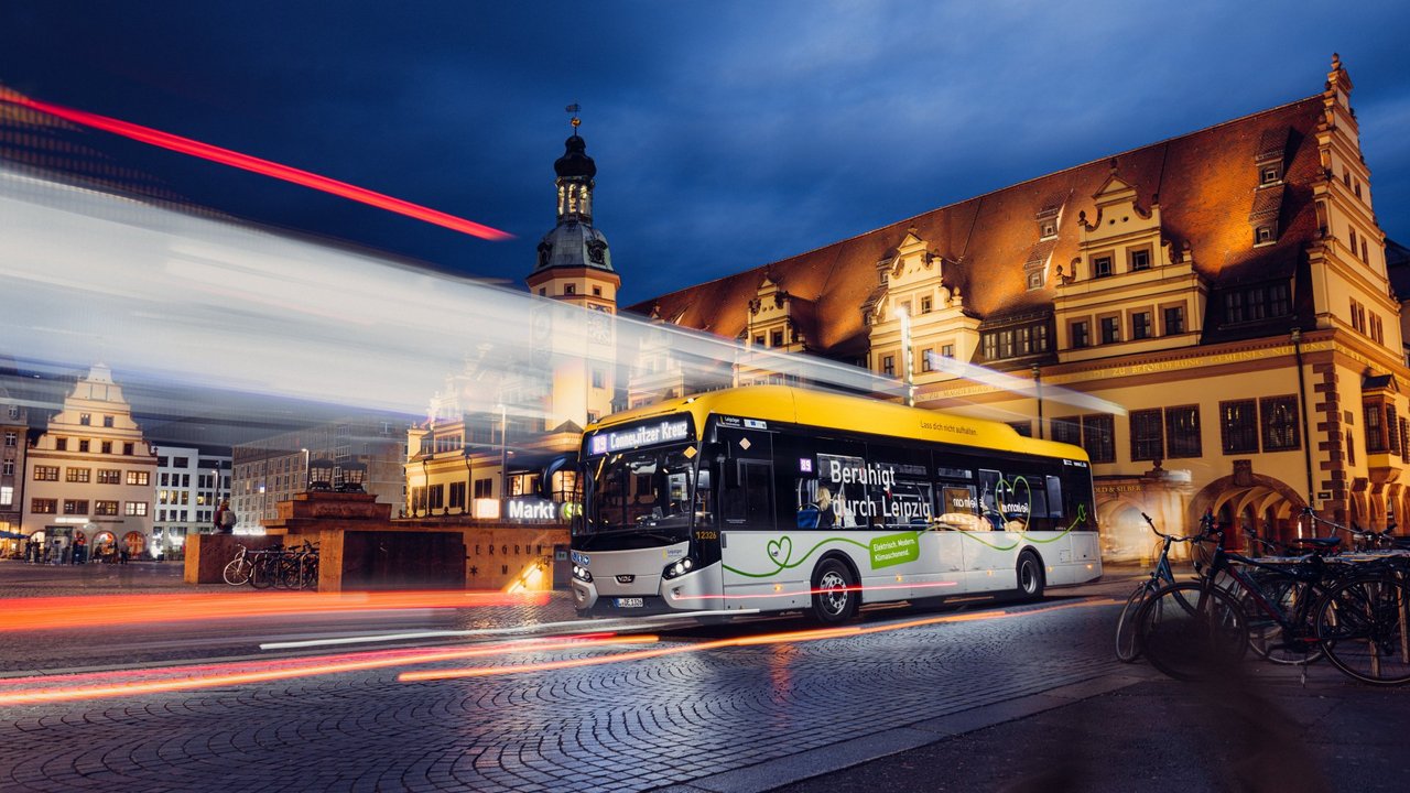 Bus der LVB bei Nacht.