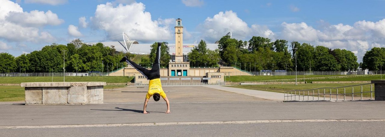 Mitarbeiter der Leipziger Gruppe turnt vor dem Stadion
