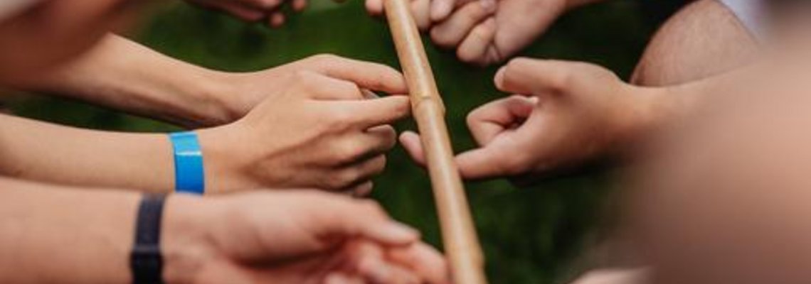 Symbolbild: Viele Hände halten zusammen eine Stange