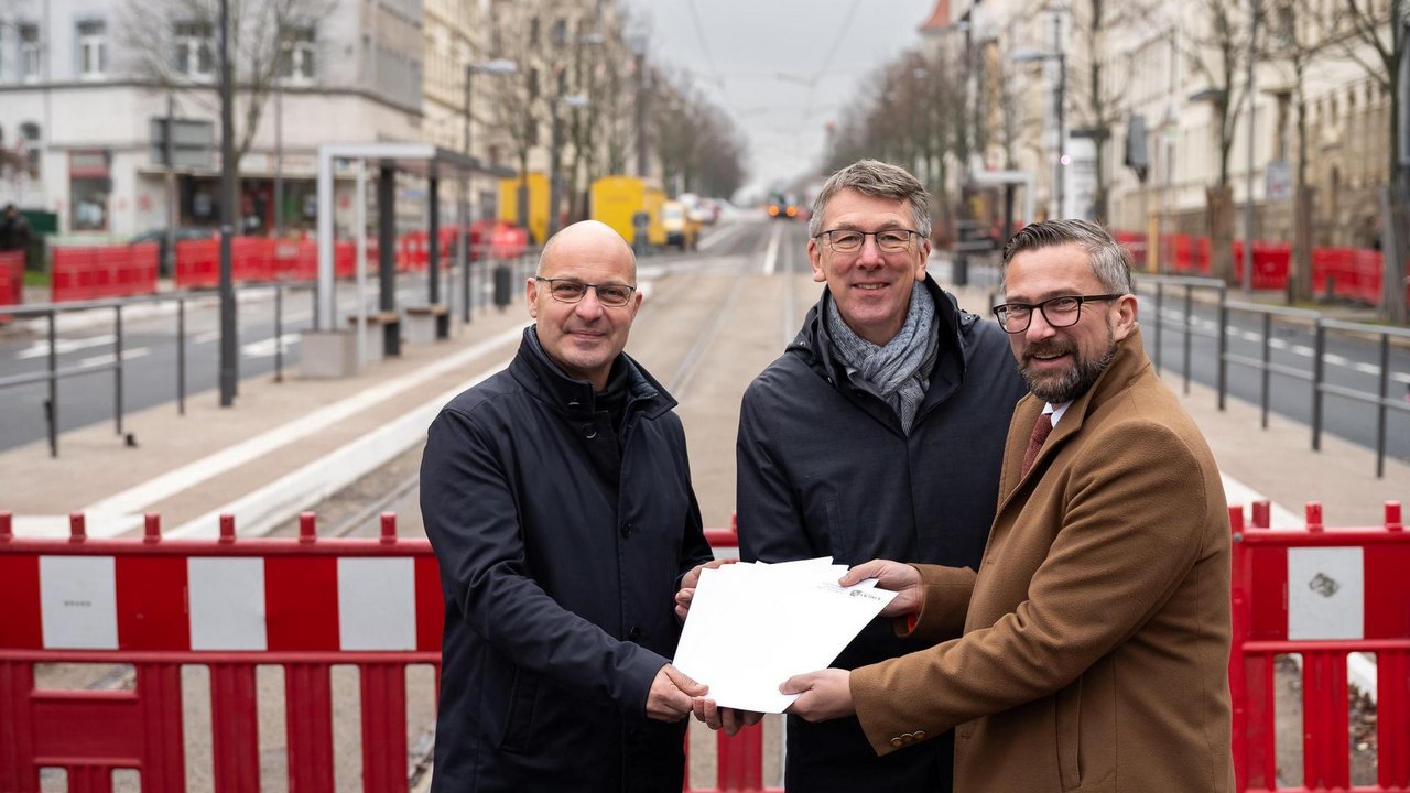Minister Dulig übergibt Fördermittelbescheide an LVB-Kollegen