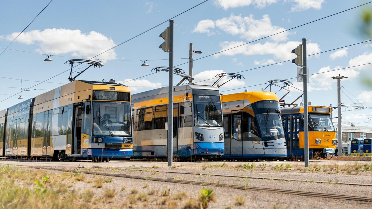 Vier Straßenbahnen nebeneinander