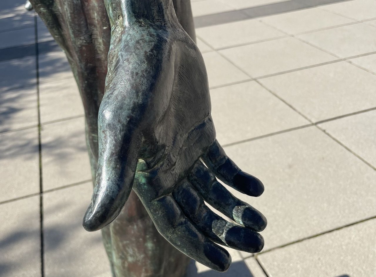 Starke, kräftige Hände und ein fester Händedruck werden oft mit Selbstsicherheit und Entschlossenheit in Verbindung gebracht – doch steckt dahinter auch eine starke Persönlichkeit?