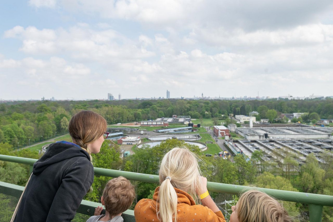 Familie blickt auf Klärwerk Rosental von der Aussichtsplattform der Faultürme