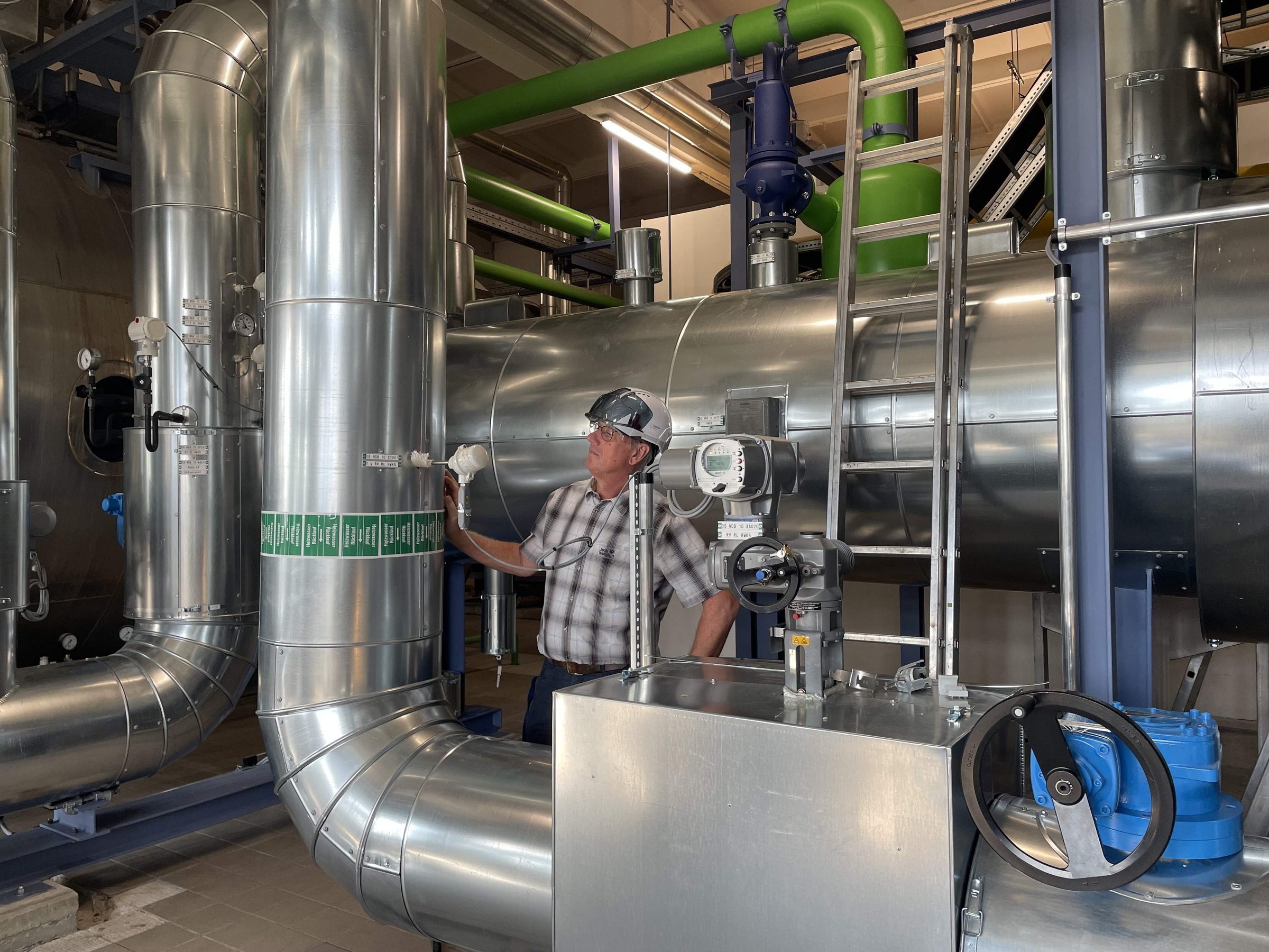 Stadtwerke-Projektleiter Thomas Walther im Zentrum der Power-to-Heat-Anlage.