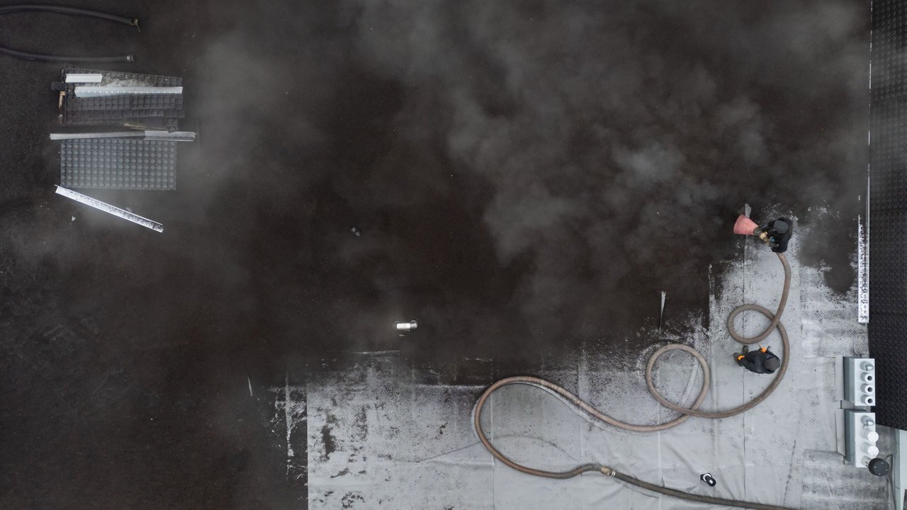 Nebel beim Verteilen des Gründachsubstrats