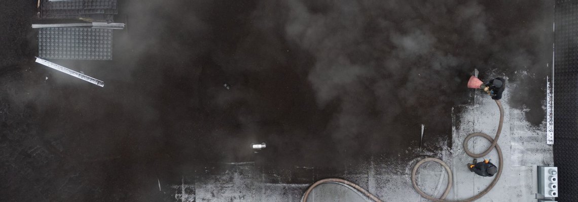 Nebel beim Verteilen des Gründachsubstrats