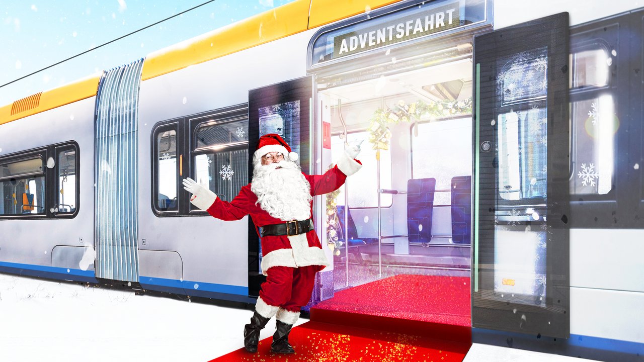 Nikolaus begrüßt zur Erlebnisfahrt vor der Straßenbahn