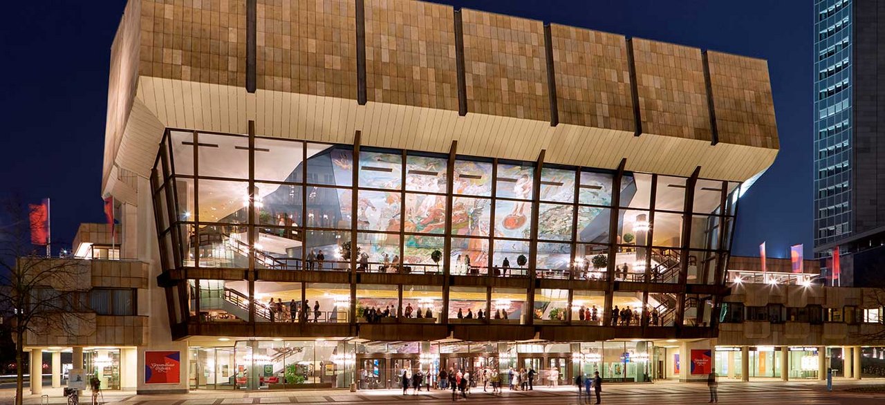 Das Gewandhaus in Leipzig bei Nacht von außen