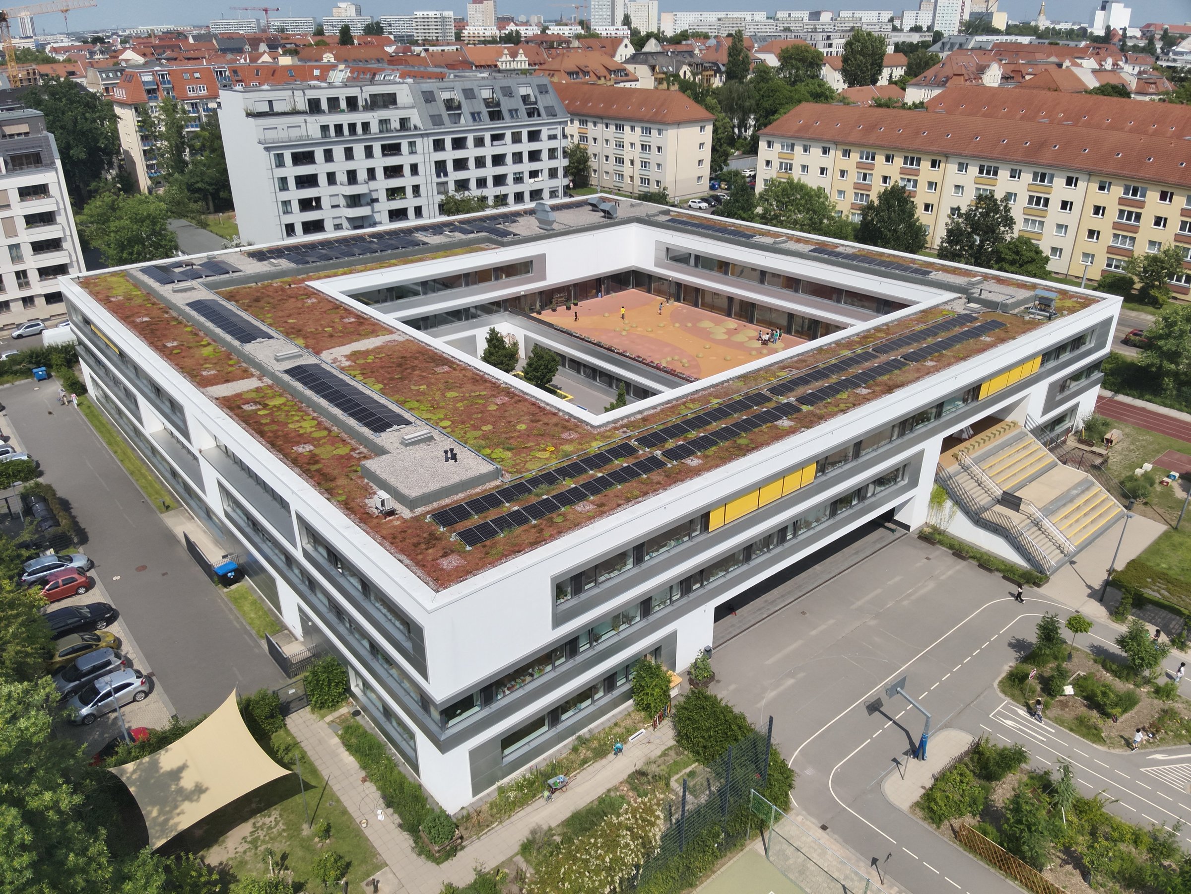 In diesem Jahr wurde eine PV-Anlage auf dem Dach der Kurt-Masur-Schule in der Südvorstadt in Betrieb genommen.