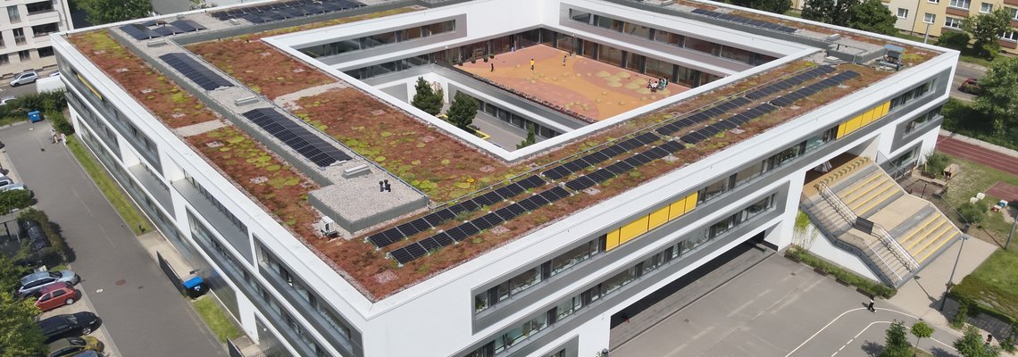 In diesem Jahr wurde eine PV-Anlage auf dem Dach der Kurt-Masur-Schule in der Südvorstadt in Betrieb genommen.