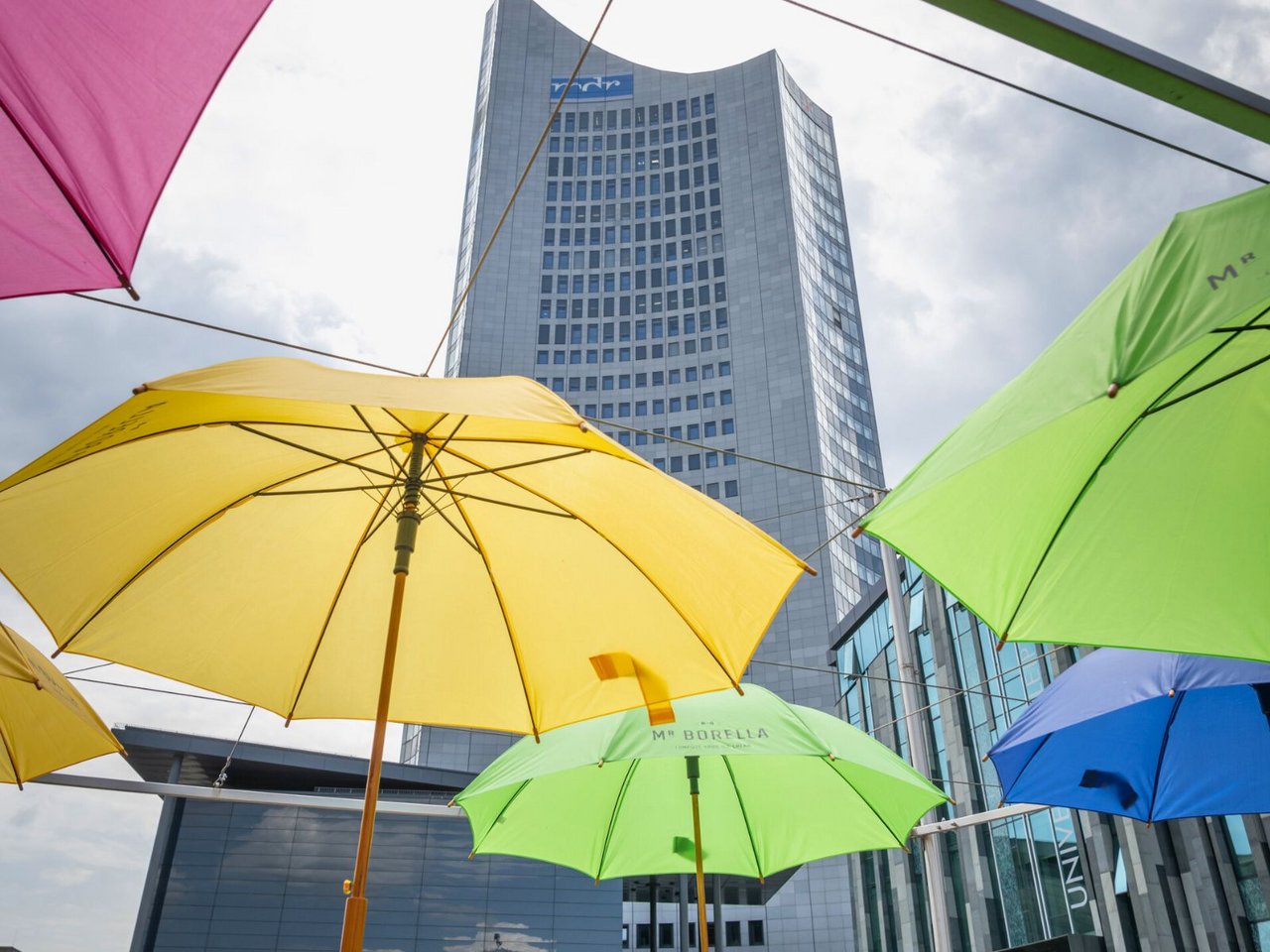 Bunte Regenschirme vor dem MDR Turm