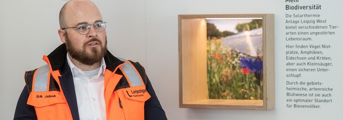 Projektleiter Erik Jelinek im Besucher-Container der Solarthermie Leipzig West
