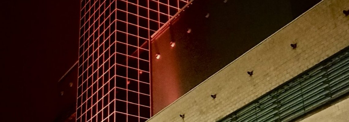 Nahaufnahme des GuD (Gas- und Dampfturbinenkraftwerk) bei Nacht.