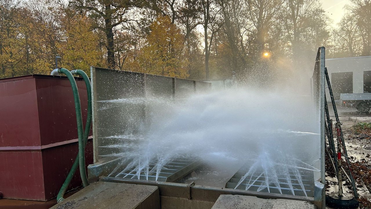 Das Wasser wird gereinigt wieder in der Reifenwaschanlage verwendet
