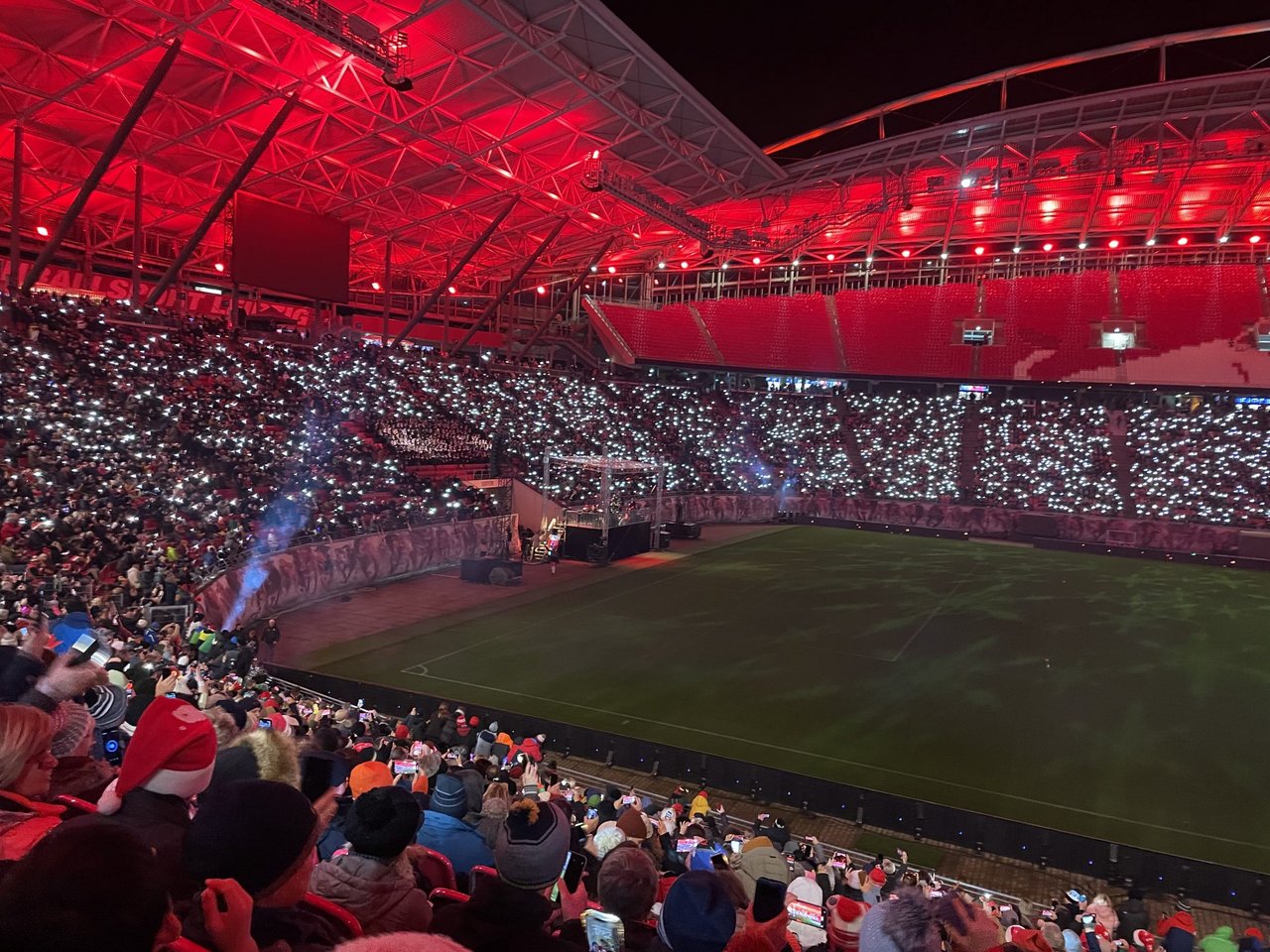 Die Red Bull Arena erleuchtet zum Weihnachtssingen