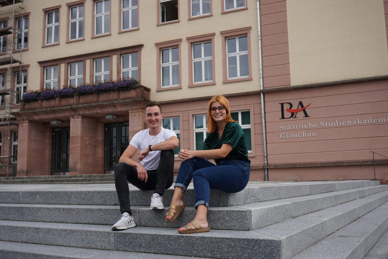 Amelie Napalowski und Tim Tänzer sitzen vor der BA Glauchau
