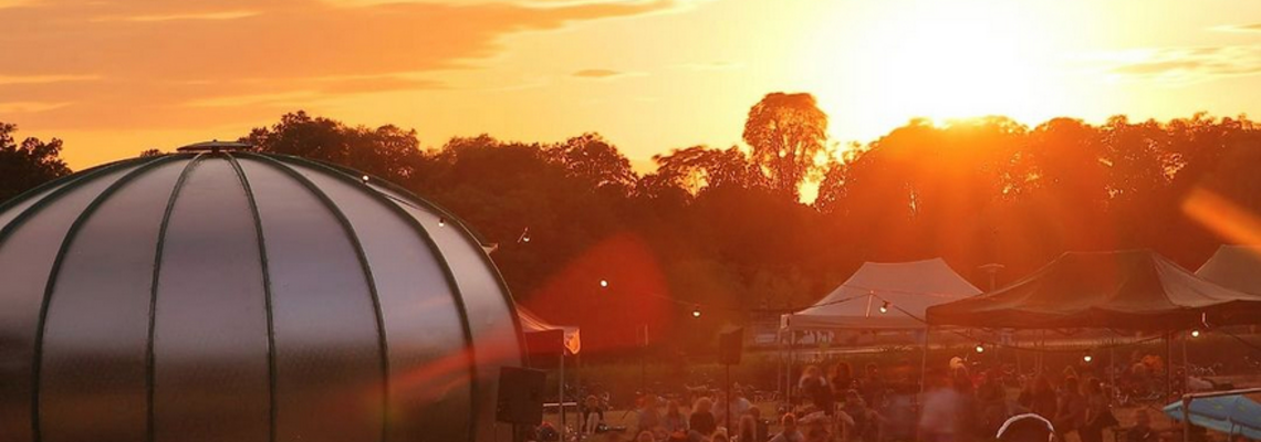 Sonnenuntergang über den Dächern.