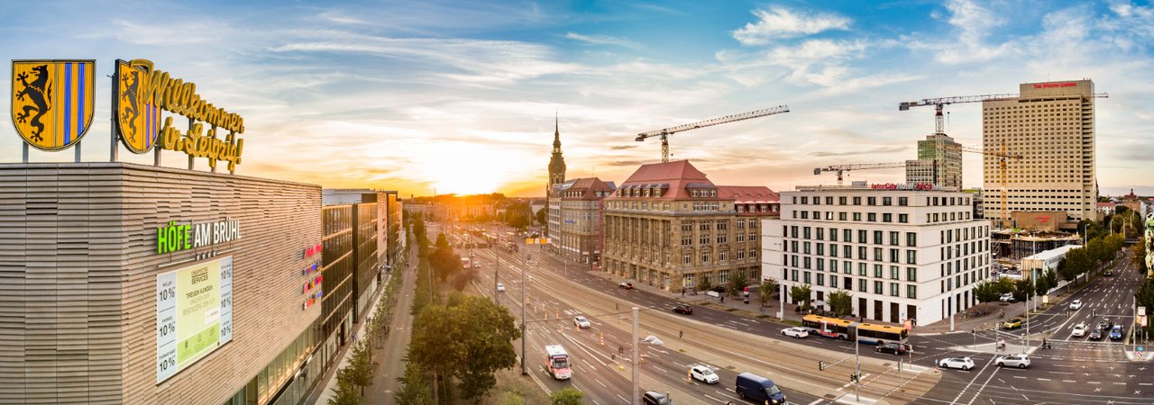 Blick über Leipzig beim Sonnenuntergang. Links im Bild sind die Höre am Brühl, der Blick geht über den Gördelerring.