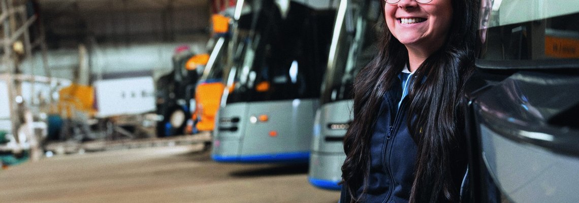 Straßenbahnfahrerin Yvonne lächelt in die Kamera.