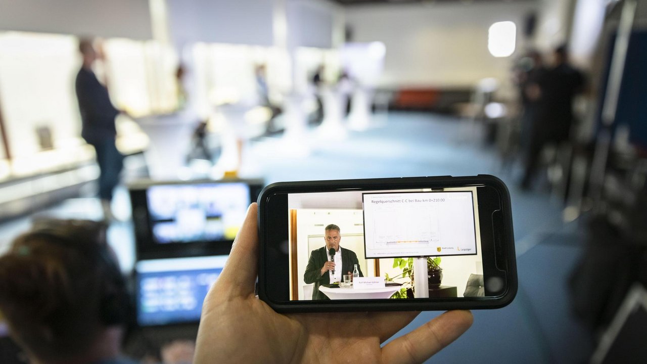 Leipziger Gruppe digitale Infoveranstaltung Blick auf Handy