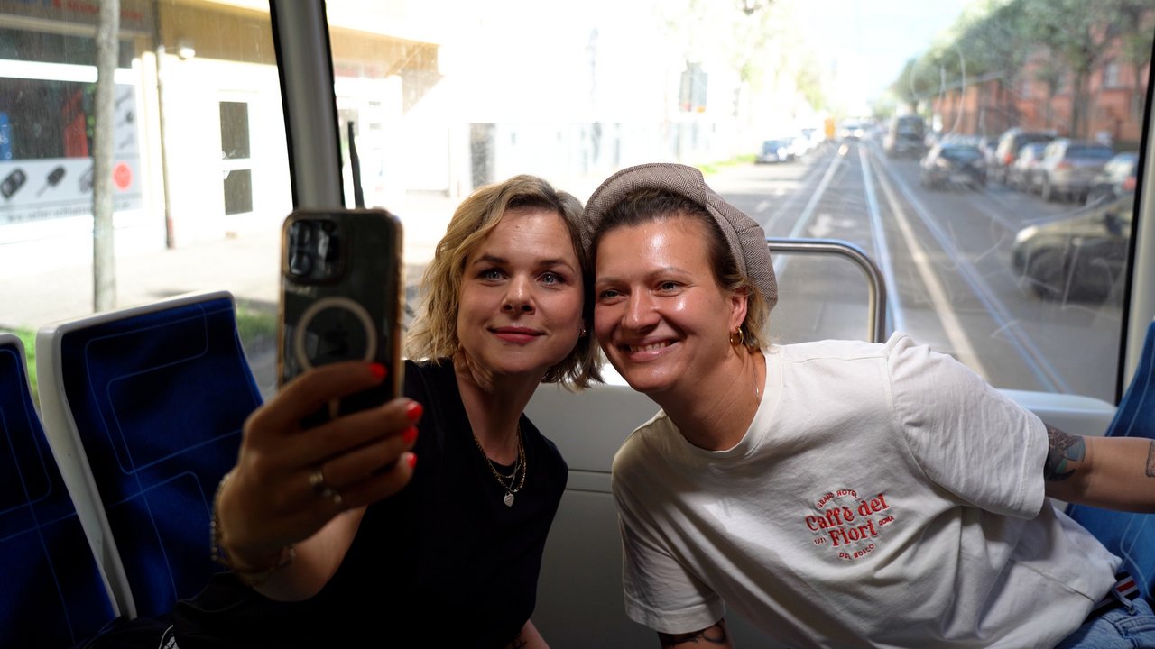 Starköchin Rike Schindler und Moderatorin Julia Menger in der Linie 9