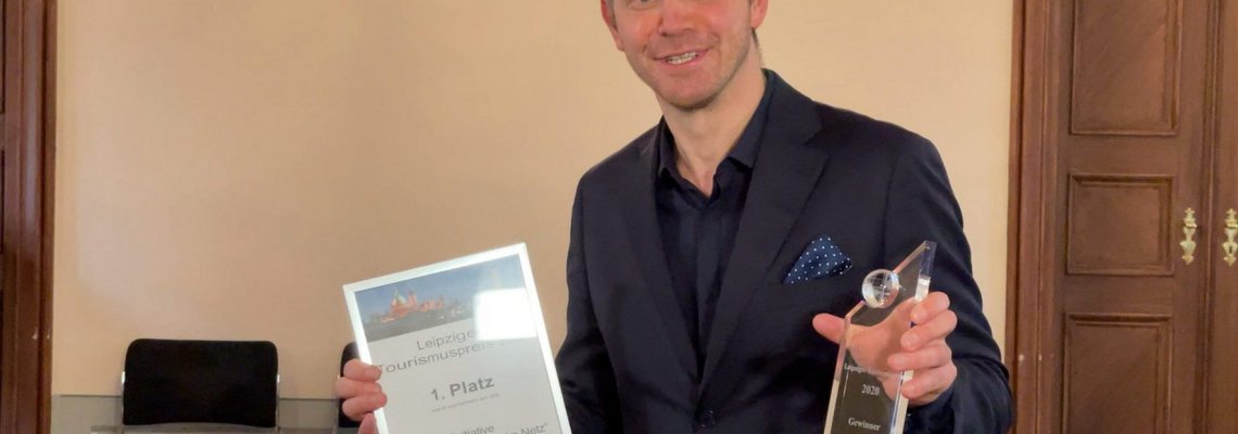 Michael Maul hält stolz seinen Preis in die Kamera.