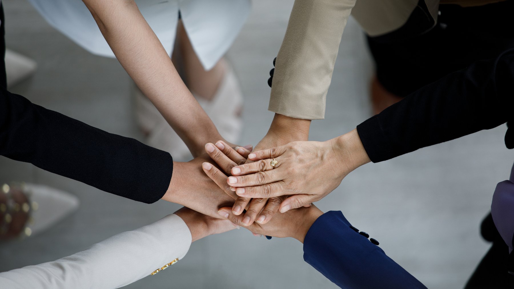Drei Personen stehen vor Leipzigs Panorama Karriere-AdobeStock-459609593-16zu9.jpg