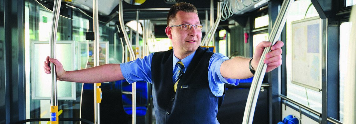 LVB-Kollege in einer Straßenbahn