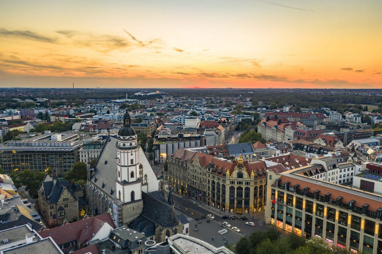 Leipzig von Oben im Sonnenuntergang.