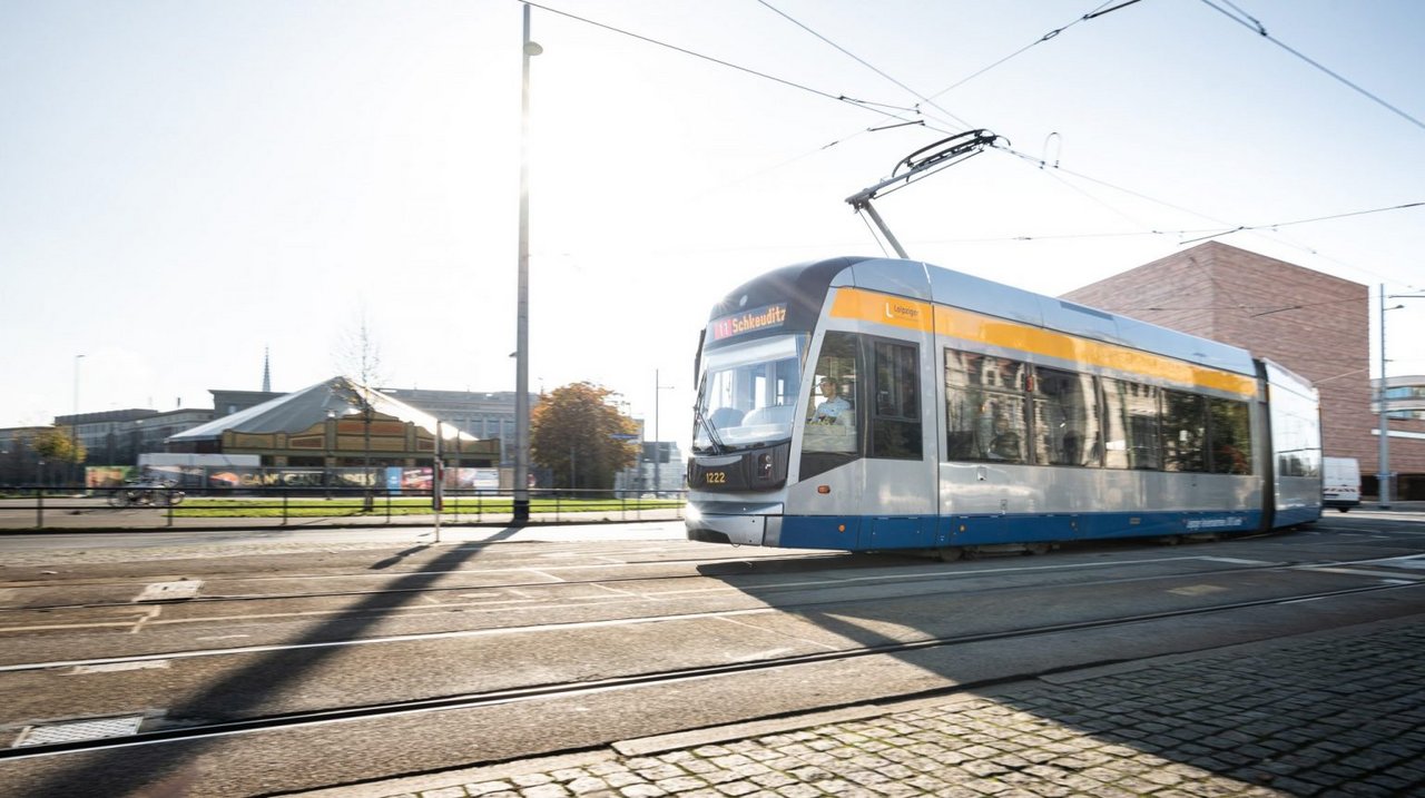 Eine Bahn fährt.